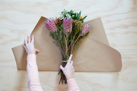 How to Wrap Store-Bought Flowers So They Look More Expensive | Hunker Wrap Flowers In Paper, Truck Garden, Wrap Flowers, Diy Bouquet Wrap, Diy Flores, Fleurs Diy, Flower Bouquet Diy, Making A Bouquet, Alpine Plants