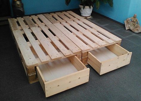 Bed Base With Storage, Chill Out, Diy Pallet Bed, Box Springs, Pallet Bed, Bed King, Bedroom Oasis, Diy End Tables, Diy Sofa Table