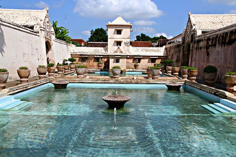 Indonesië - Yogyakarta Water Castle, Taman Sari, Cheapest Flights, Cheap Flight, Cheap Flight Tickets, Flight Tickets, Resting Place, Cheap Flights, Cool Pools