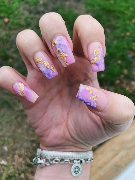 Pink purple marble geode gold foil nails Pink With Foil Nails, Pink And Foil Nails, Colorful Nails With Gold Flakes, Foil Gold Nails, Marble Lavender Nails, Lavender Marble Nails Short, Nail Designs Foil Flakes, Pink Purple Gold Nails, Pink Geode Nails