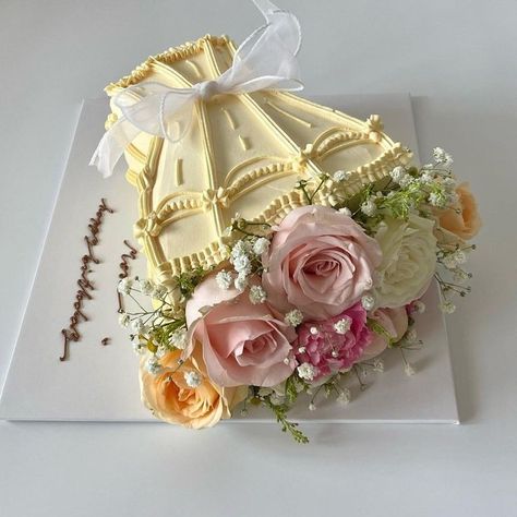 Vintage Cakes Aesthetic, Aesthetic Birthday Cake Vintage, Cake Vintage Aesthetic, Cakes Aesthetic Vintage, Flower Cake Aesthetic, Aesthetic Vintage Cake, Vintage Buttercream Cake, Vintage Cake Aesthetic, Cakes Aesthetic