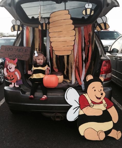 Pooh Trunk Or Treat, Pooh Decorations, Club Halloween Party, Family Themed Halloween Costumes, Winnie The Pooh Decor, Halloween Food Crafts, Pooh Halloween, Winnie The Pooh Halloween, Trunk Or Treat Ideas