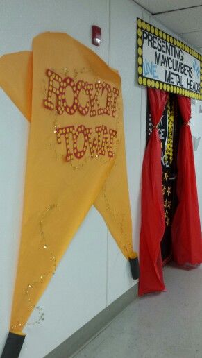 Boosterthon rock'n town classroom door rock and roll theme Talent Show Theme Ideas, Rock And Roll Theme, Hollywood Classroom, Hollywood Theme Classroom, Rock Star Theme, Teacher Appreciation Themes, Elementary Bulletin Boards, Star Test, Stars Classroom