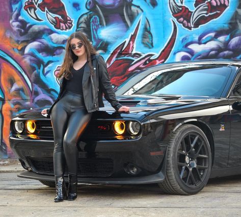 Dodge Challenger Photoshoot, Challenger Photoshoot, Corvette Photoshoot, Car Photography Ideas, Car Senior Pictures, Photoshoot Baddie, Dodge Car, Car Shoot, Dodge Hellcat