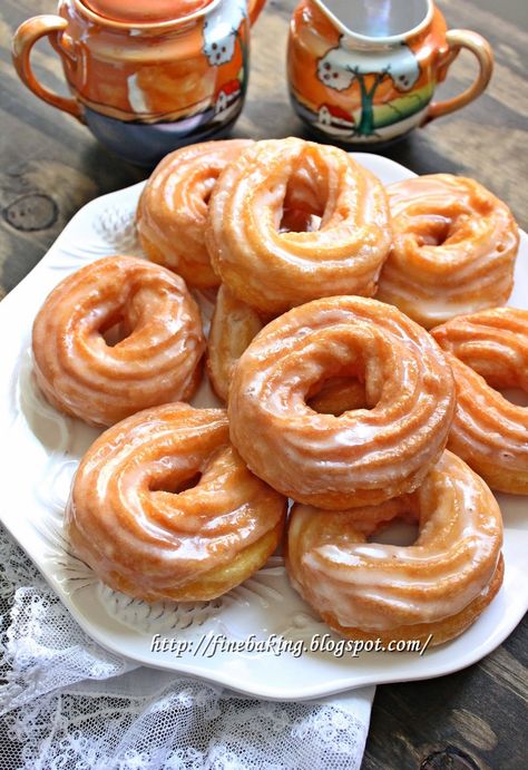 Chocolate dust: French crullers French Cruller Recipe, French Cruller Donut, Crullers Recipe, French Cruller, French Donuts, Fried Desserts, Cruller Donuts, French Crullers, Yummy Donuts