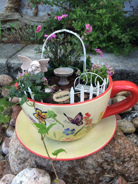 Park Miniature, Teacup Fairy Garden, Tea Cup Planter, Garden At Home, Teacup Gardens, Teacup Crafts, Garden Decoration Ideas, Fairy Garden Furniture, Fairy Garden Designs