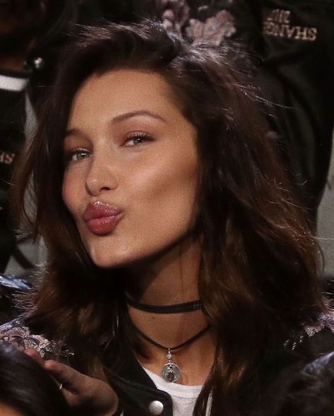 Bella Hadid Smile, Low Rise Skirt Outfit, Night Out Outfit Summer, Bella Hadid Aesthetic, Isabella Hadid, Zayn Malik Photos, Ballet Technique, Date Night Outfit Summer, Model Scout