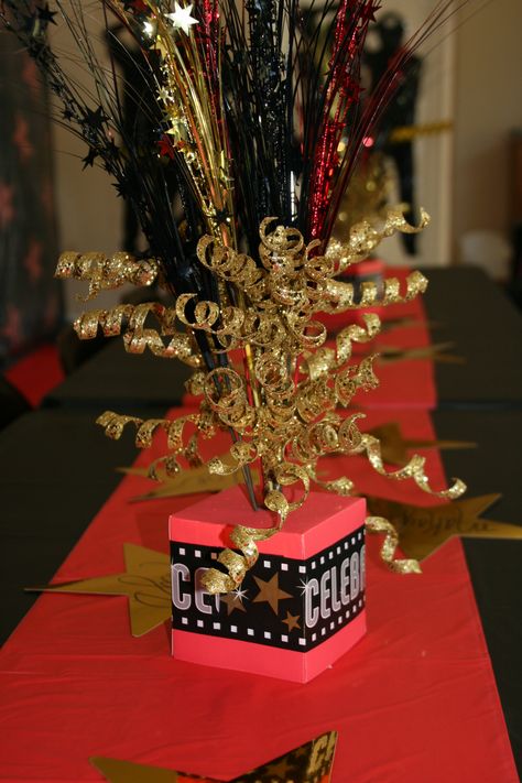 Red Carpet Party Centerpieces... Red Carpet Party Centerpieces, Oscar Party Decorations, Hollywood Theme Party Decorations, Red Carpet Sweet 16, Red Carpet Theme Party, College Theme, Army Theme, Deco Cinema, Hollywood Birthday Parties