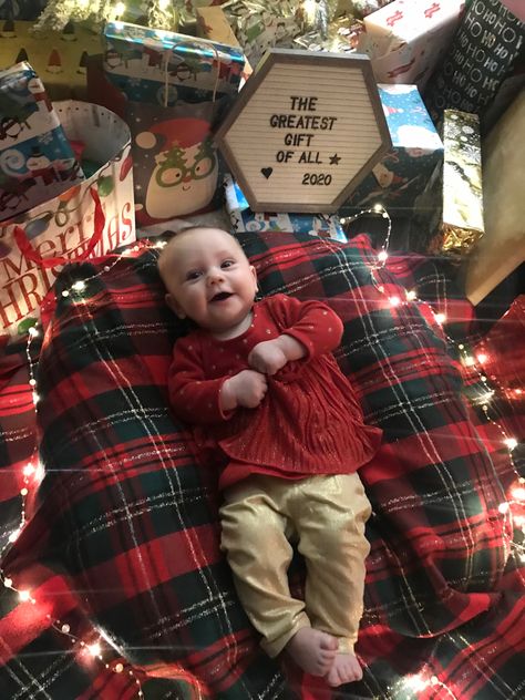 First Christmas Letter Board, Christmas Letter Board, Christmas Photo Ideas, Christmas Baby Pictures, One Month Baby, Baby Christmas Photos, December Baby, Merry Christmas Baby, Baby Milestone Photos