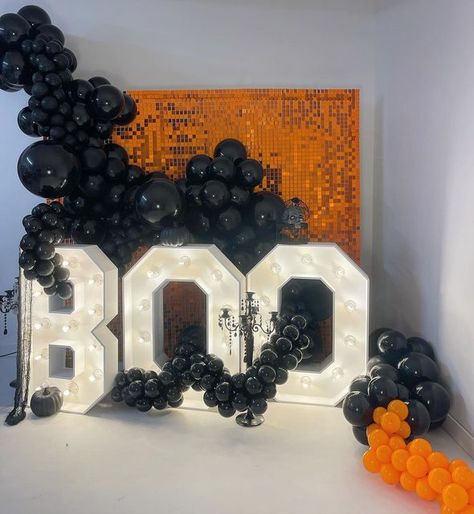 Boo Marquee Letters, Halloween Balloon Backdrop, Halloween Balloon Wall, Halloween Sweet 16, Backdrop Lights, Fall Balloons, Halloween Balloon Arch, Aesthetic Halloween Decor, Bazar Ideas