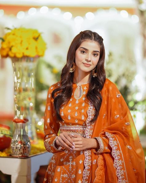 Zainab Sabbir Beautiful Salwar Suit Collection Zainab Shabbir Pics, Zainab Shabbir, Pakistani Wedding Hairstyles, Zareen Khan, Punjabi Dresses, Framing Bangs, Cute Formal Dresses, Beautiful Blonde Hair, Face Framing Bangs