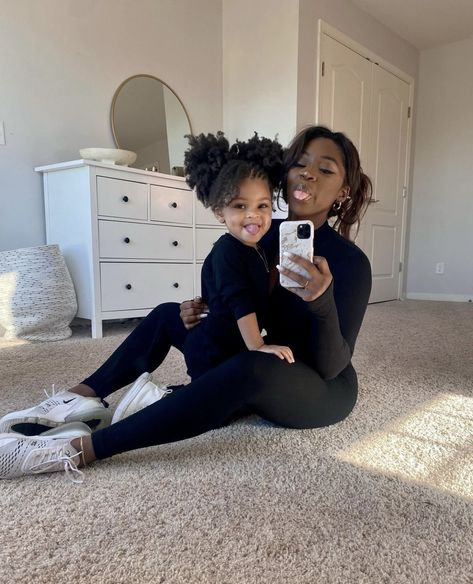 Moms Black, Mom And Daughter Goals, Black Working Mom Aesthetic, Black Mom Aesthetic, Black Mom And Daughter, Mother And Daughter Aesthetic Black, Girl Mom Black Women, Black Mom And Daughter Aesthetic, Mommy Daughter Goals Black