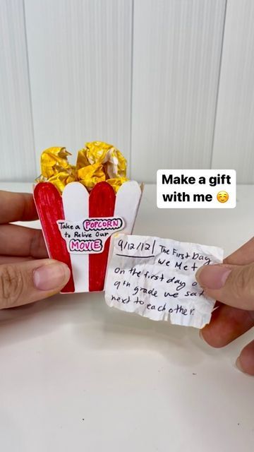 Cute Diy Gift Ideas Tiktok, Paper Popcorn Box Diy, Gift By Mel, Diy Popcorn Boxes, Popcorn Box Diy, Popcorn Crafts, Diy Popcorn, Popcorn Bag, Film Club