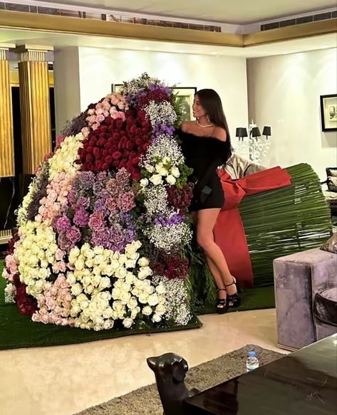 Oversized Bouquet, Flower Bridal Shower Theme, Valentines Date Ideas, Luxury Bouquet, Luxury Flower Bouquets, Money Flowers, Boquette Flowers, Bouquet Gift, Flowers Bouquet Gift