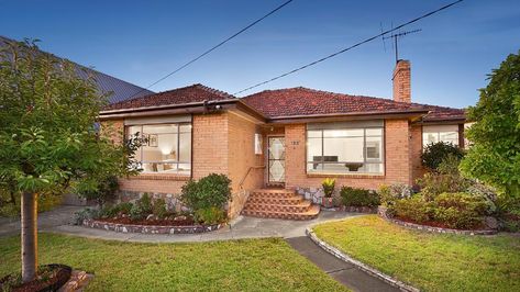 Retro revival sees buyers embrace the suburban classic brick-veneer home - realestate.com.au Cream Brick House, 1950 House Exterior, Brick Bungalow Exterior, 1950s House Renovation, Yellow Brick Houses, 60s House, Sell House, 60s Home, House Australia