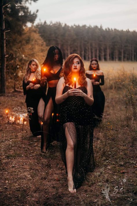 Halloween Shot Ideas, Witch Photos, Gothic Photography, Bouidor Photography, Witch Pictures, Witch Coven, Dark Beauty Photography, Friendship Photoshoot, Sisters Photoshoot