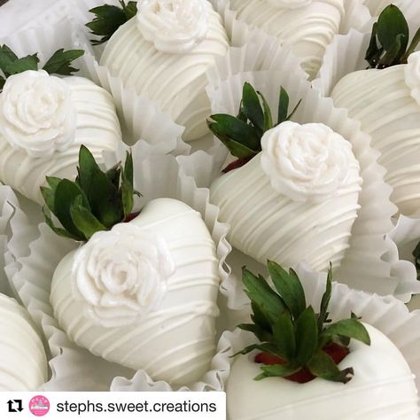 #Repost @stephs.sweet.creations ・・・ Chocolate Covered Strawberries 👰🏻🎩🍓✨ #Wedding #DessertTable #WeddingDessertTable… White Strawberries Chocolate, Wedding Dipped Strawberries, Bride Chocolate Covered Strawberries, Bridal Shower Chocolate Covered Strawberries, Wedding Strawberries Chocolate, Chocolate Strawberries Wedding, Bridal Strawberries, Chocolate Covered Strawberries For Wedding, Engagement Strawberries