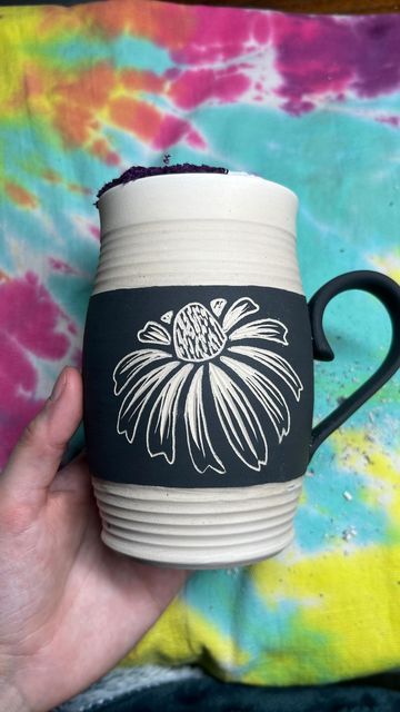 Scraffito Designs Simple, Flower Cones, Cone Flowers, Favorite Flower, Sunflower Art, Sgraffito, Pottery Designs, Ceramic Pottery, Diy Ideas