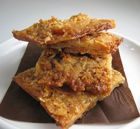 Coconut and condensed milk - YUMMY! Coconut Bark, Spicy Pecans, Yummy Things To Bake, Spiced Pecans, Candy Cookie, Coconut Macaroons, Pastry Desserts, Coconut Recipes, Sweet Delights