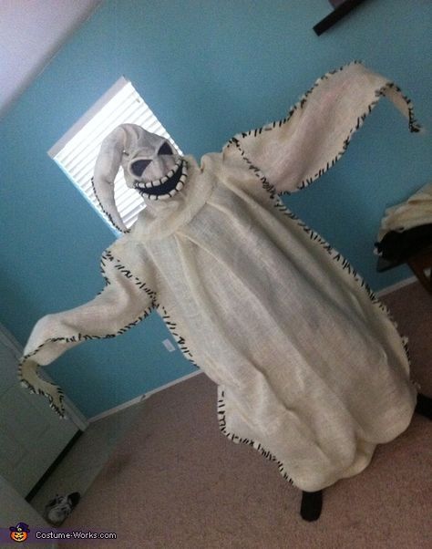 Oogie Boogie Costume--Sounds fairly uncomplicated for this non-pro sewer. Diy Oogie Boogie Costume, Diy Oogie Boogie, Easy Homemade Halloween Costumes, Oogie Boogie Costume, Nightmare Before Christmas Costume, Homemade Halloween Costumes, Diy Kostüm, Homemade Costumes, Scary Halloween Costumes