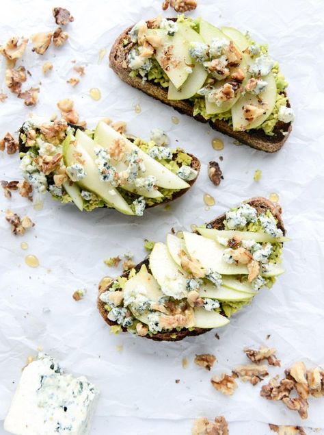 toast Bruschetta Recept, Avocado Dessert, Avocado Toast Recipe, Toast Toppings, Toasted Walnuts, Toast Recipes, Party Snacks, I Love Food, Appetizer Snacks