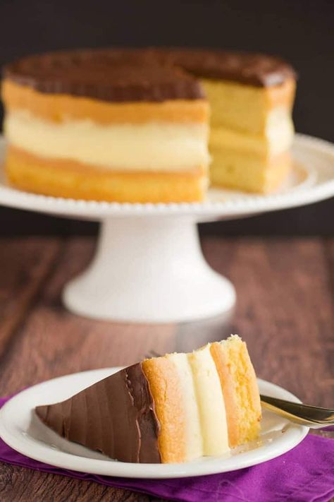 Simple Vanilla Cake, Boston Cream Pie Recipe, Boston Cream Cake, Homemade Pastry, Sugar Plums, Food Fest, Cream Pies, Cream Cupcakes, Boston Cream Pie