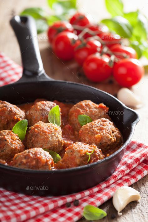 Meatballs Photography Styling, Meatballs Photography, Meatball Photography, Tomato Meatballs, Italian Chicken Cacciatore, Meatballs With Tomato Sauce, Meatballs Sauce, Black Pan, Meatball Sliders