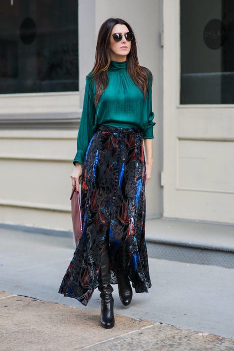 Jewel Tones Fashion, Look Office, Teal Blouse, Velvet Skirt, Mein Style, Moda Vintage, Mode Hijab, Style Mistakes, Jewel Tones