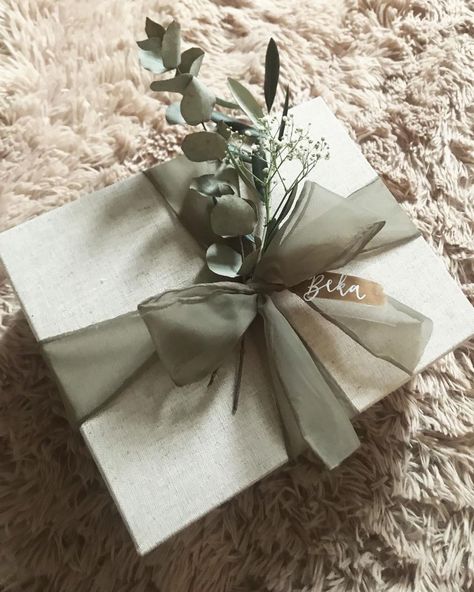 valentine day gift wrapping ideas for boyfriend Gift Wrap Wedding Present, Bridesmaid Gift Packaging, Wedding Gift Wrapping Ideas Elegant, Wedding Present Wrapping Ideas, Wedding Shower Wrapping Ideas, Elegant Gift Wrapping Wedding, Wedding Wrapping Ideas, Wedding Gift Wrapping Ideas, Bridal Shower Gift Wrapping