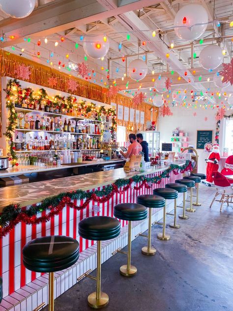 Christmas Pop Up Bar Diy, Pop Up Christmas Bar Ideas, Christmas Decorations For A Restaurant, Christmas Bar Decorations Restaurant, Christmas Decor Ideas Restaurant, Restaurant Holiday Decor, Christmas Bar Decor, Restaurant Christmas Decor Ideas, Christmas Restaurant Decorations