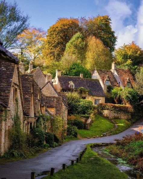 Arlington Row, Cotswolds Cottage, Ocean Wallpaper, The Cotswolds, Travel Info, English Cottage, English Countryside, City Break, Best Cities