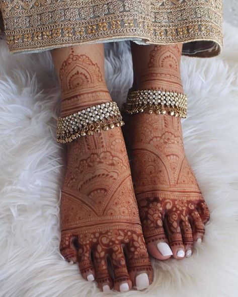 Feet Mehndi Payal Designs Silver, Silver Anklets Designs, Bridal Anklet, Bridal Jewelry Sets Brides, Indian Bridal Jewelry Sets, Anklet Designs, Bridal Jewellery Design, Bridal Accessory, Ankle Jewelry