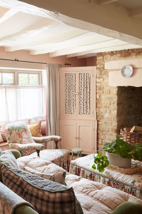 Cotswold Cottage Interior, Cotswolds House, Small Cottage Interiors, Painted Beams, Country Cottage Interiors, Cotswolds Cottage, Inglenook Fireplace, Cottage Living Rooms, Cottage Interior