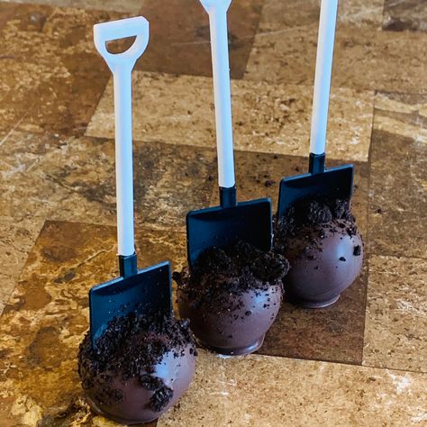 Construction Dessert Ideas, Construction Birthday Dessert Table, Construction Theme Cakesicles, Construction Party Cake Pops, Construction Birthday Dessert, Construction Themed Desserts, Construction Party Desserts, Small Construction Cake, Excavator Birthday Party Food