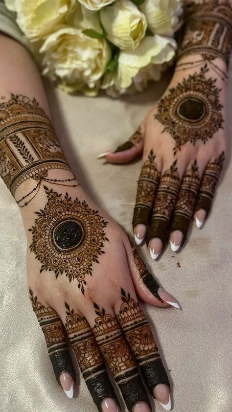 Mandala Mehandi, Wedding Core, Tikki Mehndi Design, Hairstyles Designs, Mendi Design, Mehendi Ideas, Henna Tattoo Designs Hand, Mehndi Designs Bridal Hands, Latest Henna Designs