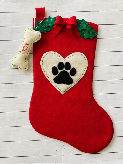 **THIS IS A PDF PATTERN DOWNLOAD. ** No finished product will be shipped.  Add a special touch to your home this holiday season with this beautiful felt stocking!  With your purchase, you will receive the PDF pattern download for this paw print felt pet stocking and the fish and bone shaped name tag ornaments.  This is a full size stocking, measuring roughly 18" diagonally. It is designed to be a fully functioning stocking that can be used by your family for years. This is a fantastic handmade g Christmas Stocking Template, Cat Christmas Stocking, Hanging Christmas Stockings, Christmas Gift Handmade, Dog Xmas, Quilted Christmas Stockings, Dog Christmas Stocking, Stocking Designs, Pet Stockings