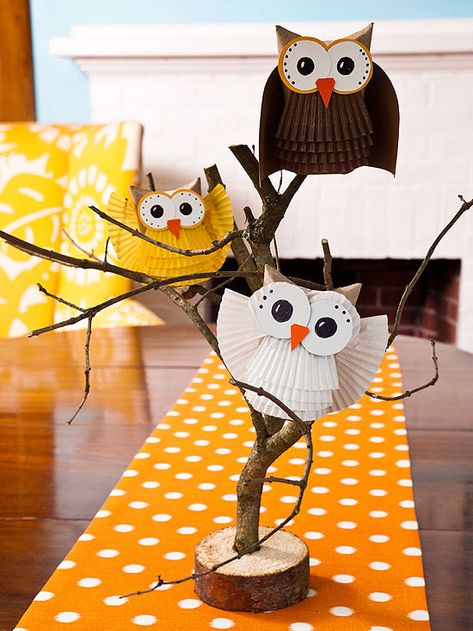 These cute owls are made out of cupcake liners.They make a great centerpiece when perched on your table! #ParentsCrafts Barn Craft, Barn Crafts, Owl Craft, Diy Feather, Paper Owls, Owl Birthday, Owl Party, Owl Crafts, Crafts For Kids To Make