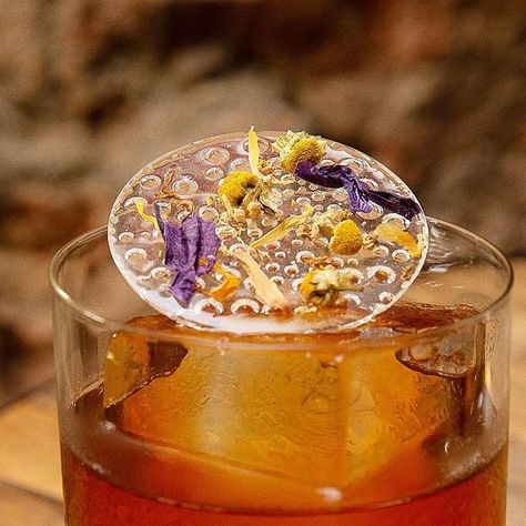 Shakti De Raco Photo on Instagram: "All the best for @dariobisignano 🙌🍸amazing cocktail & super garnish 👇𝗥𝗲𝗰𝗶𝗽𝗲 HEDONIST ▪️40ml @cardenalmendozabrandy ▪️22.5 Amontillado ▪️5ml Fino ▪️12.5 Sweet Vermouth ▪️1 drop Saline solution ▪️2 dashes Orange Bitter Garnish: Clear isomalt disc w/ edible flowers. . . #cocktail #photography #mixology #cocktailstory #blackandwhitephotography #fotografia #art #photooftheday #photo #captures #portrait #arte #picoftheday #photographer #garnish #bartender # Flower Garnish Cocktail, Cocktail Garnishes Ideas, Alcohol Decorations, Unique Cocktail Garnish, Creative Cocktail Garnishes, Drink Garnish, Cocktail Margarita, Edible Cocktails, Woman Photographer