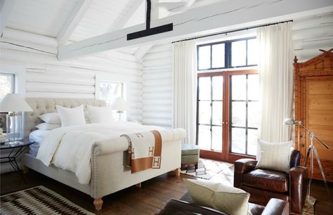 White Hot Home in Sonoma. Very rustic style bedroom in log cabin, white painted walls, lovely comfy bed with all-white linen Modern Country Bedrooms, Rustic Style Bedroom, Country Bedroom Design, White Cabin, Modern Log Cabin, Log Cabin Interior, Log Home Interiors, Cabin Bedroom, Log Home Decorating