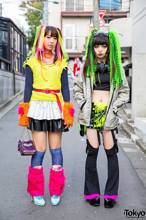 Harajuku Cyber Style w/ Pen & Lolly, CyberDog, Gas Mask & Hair Falls, tokyofashion.com Japan Street Fashion, Kawaii Street Fashion, Green Hair Girl, Hair Falls, Harajuku Tokyo, Harajuku Fashion Street, Tokyo Street Fashion, Color Explosion, Harajuku Girls