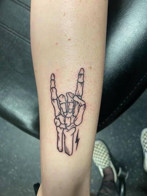 Rock And Roll Hand Tattoo, Rock Sign Tattoo, Rock Tattoo Nature, Hand Peace Sign Tattoo, Rock N Roll Tattoo Ideas, Rock And Roll Tattoos, Heavy Metal Tattoo Ideas, Rock Tatoos, Tattoo Rock N Roll