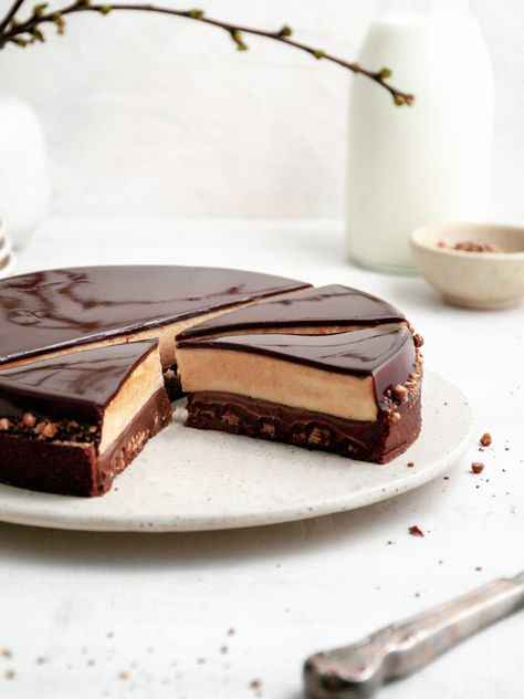 Chocolate Coffee and Caramel Tart - Julie Marie Eats Chocolate Almond Cake, Caramel Mousse, Mousse Cake Recipe, Chocolate Yogurt, Pie Pops, Caramel Tart, Tart Filling, Caramel Crunch, Chocolate Crunch