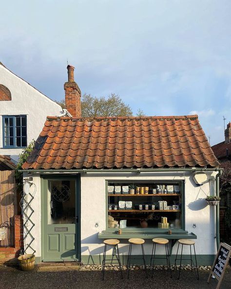 Vegan Cinnamon Buns, Cafe Exterior, Small Coffee Shop, Small Cafe Design, Mouse House, Cottage Farm, Small Cafe, Cafe House, Tiny Cottage