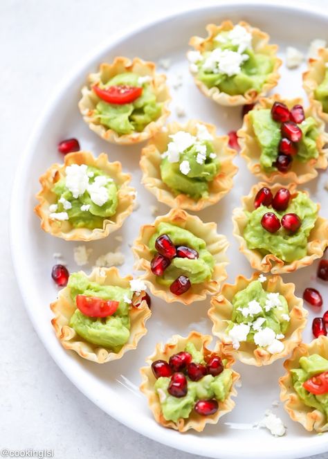 Avocado Filo Cups - Simply Avocado Sea Salt And Garlic Herb Dips, mini fill quiche shells filled with avocado dip on a platter, topped with feta, pomegranate seeds and chopped tomatoes. Filo Cups, Easy Roasted Chickpeas, Wine Party Food, Pastry Basket, Lemon Hummus, Wholly Guacamole, Chickpea Recipes Roasted, Zucchini Chips Baked, Easy To Make Snacks