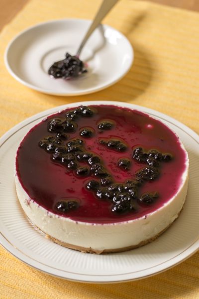 Cheesecake Eggless, Blueberry Cheesecake Recipe, No Bake Blueberry Cheesecake, Strawberry Cheesecake Recipe, Cheesecake Recipes Classic, Eggless Cake Recipe, Eggless Desserts, Eggless Cake, Easy Cheesecake Recipes