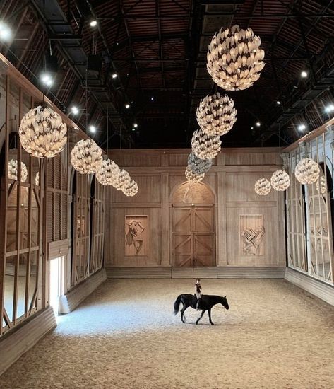 Equestrian Estate Luxury, Modern Horse Stable, Luxury Horse Stables, Aesthetic Equestrian, Luxury Horse Barns, Kou Diabolik Lovers, Luxury Horse, Horse Tack Rooms, Equestrian Outfit