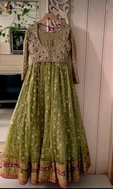 Mehendi Anarkali Dress, Green Dresses For Mehndi Function, Anarkali Dress For Mehndi, Pista Green Anarkali Maxi Dress, Mehndi Long Frock, Simple Mehndi Dresses, Designer Suits For Wedding, Pakistani Bridal Couture, Balochi Dress