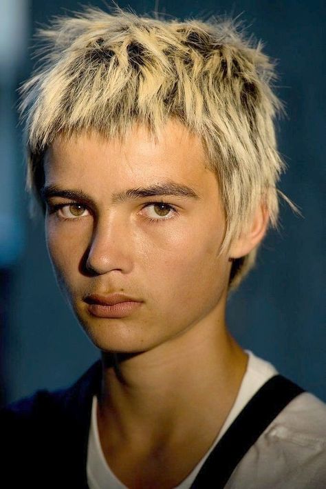 Punk Hair Men, Punk Haircut, Spikey Hair, Short Punk Hair, Mod Hair, Gosha Rubchinskiy, Hair Inspiration Short, Punk Hair, Hair Reference