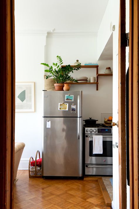 Fridge In Living Room Small Spaces, Persian Apartment, Extreme Minimalist Home, Greenpoint Apartment, Tiny Apartment Kitchen, Unable To Love, Small Studio Apartment Decorating, Serene Home, Studio Apartment Divider