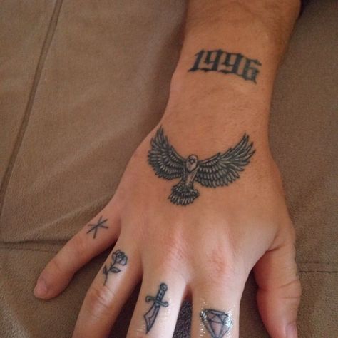 Top Of Hand Tattoos Men, Tattoo Finger Men, Think Only About Your Art, Mens Finger Tattoos, Guys Hand Tattoos, Tattoos For Guys Hand, Traditional Hand Tattoo, Chest Tattoo Ideas, Crazy Tattoos